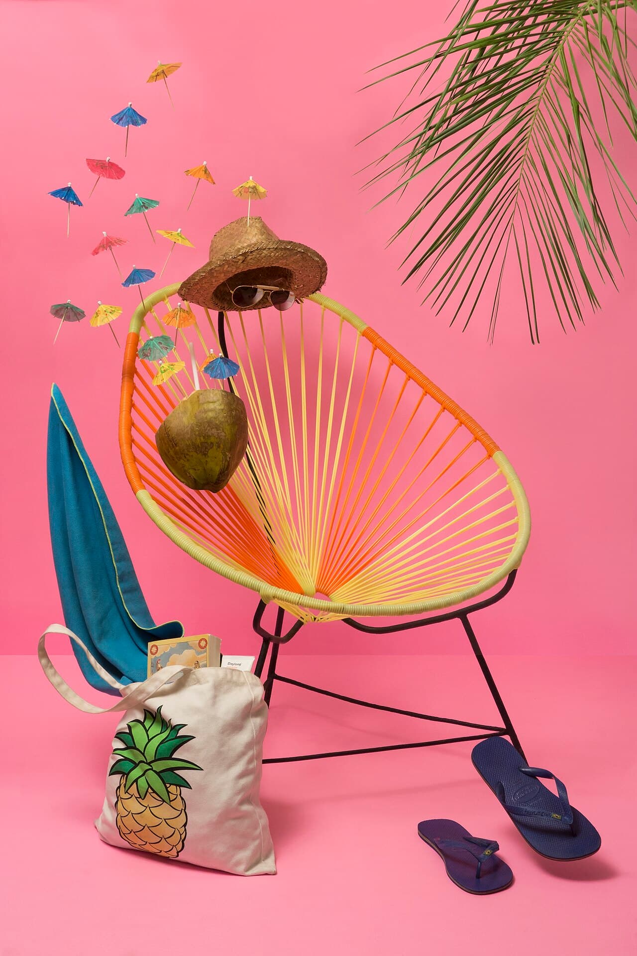 Silla Acapulco sobre muro rosa mexicano